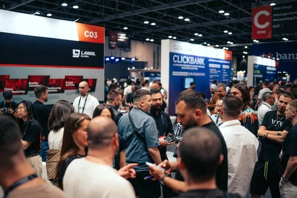 Учасники спілкуються на Affiliate World Dubai