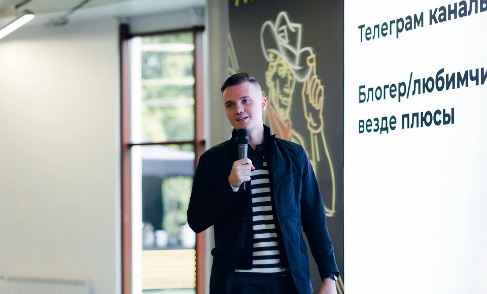 Евгений с микрофоном во время выступления